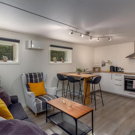 Spacious Two Bedroom Basement Apartment Flam Exterior photo