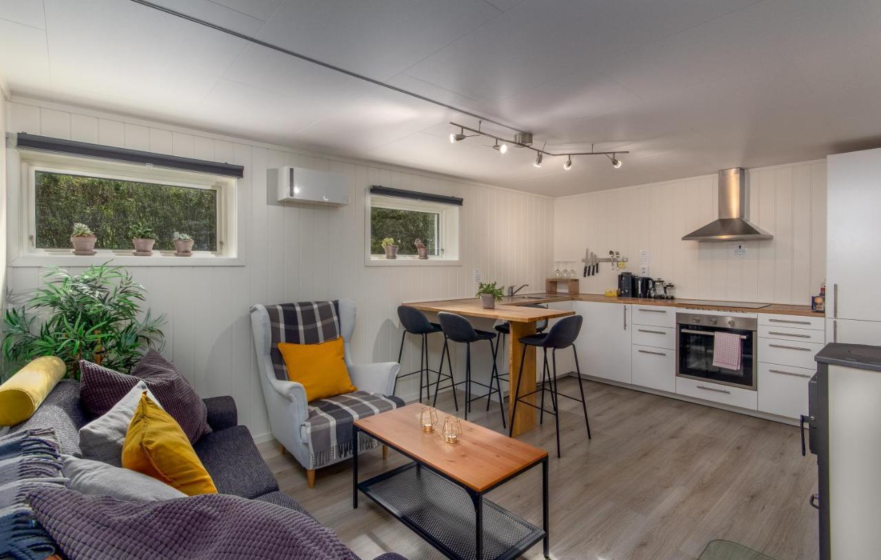 Spacious Two Bedroom Basement Apartment Flam Exterior photo